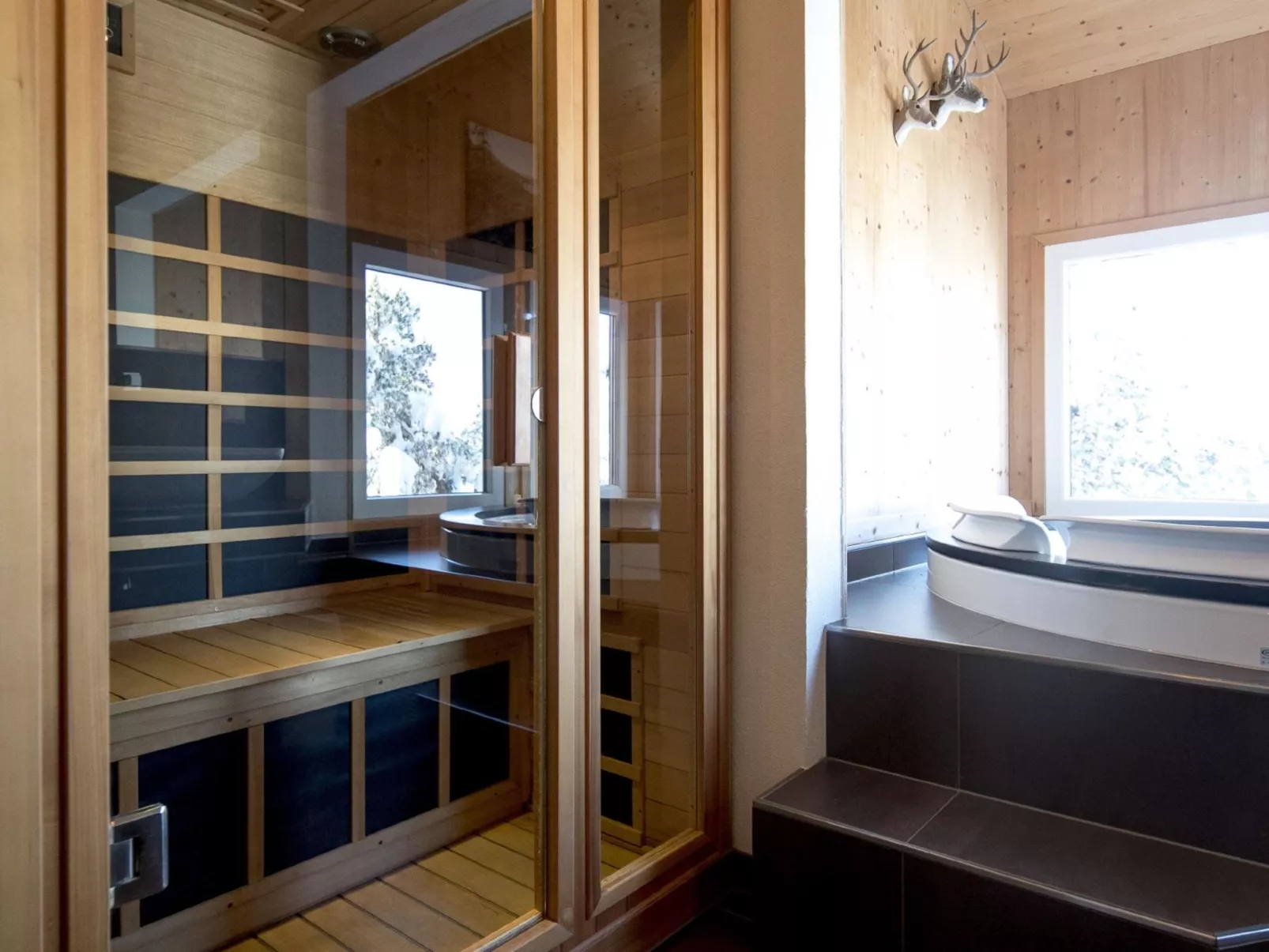 #4 mit IR-Sauna & Sprudelwanne innen-Inside