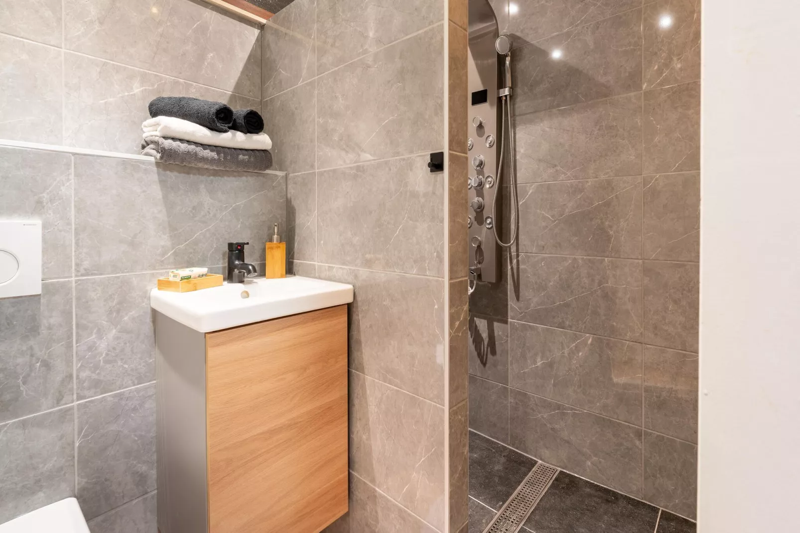 Geulhuisje-Bathroom