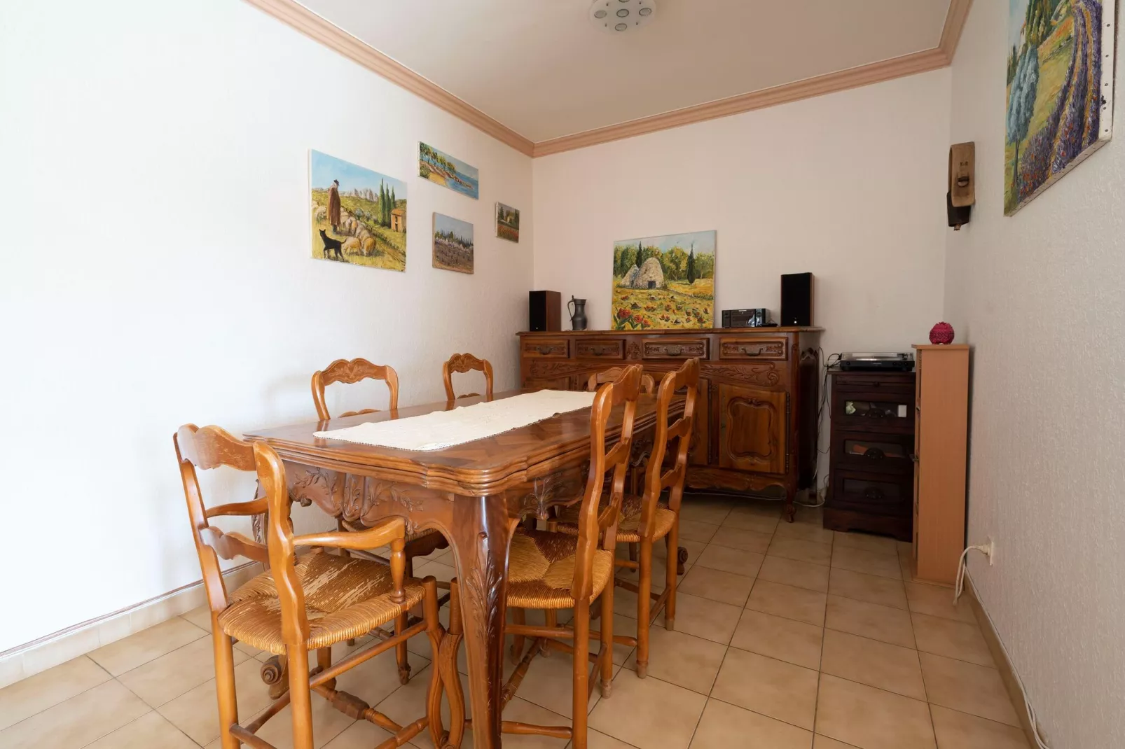 Villa Sorgues-Dining room