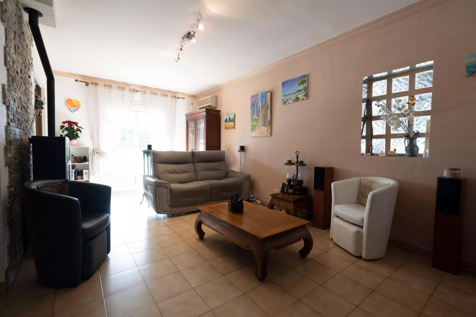 Villa Sorgues-Living room