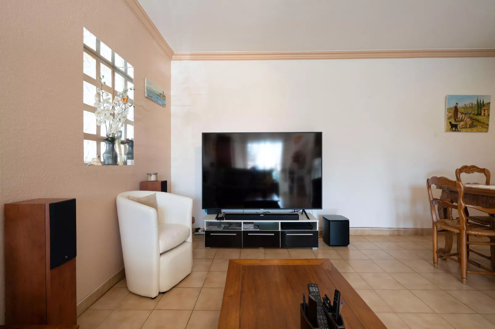 Villa Sorgues-Living room