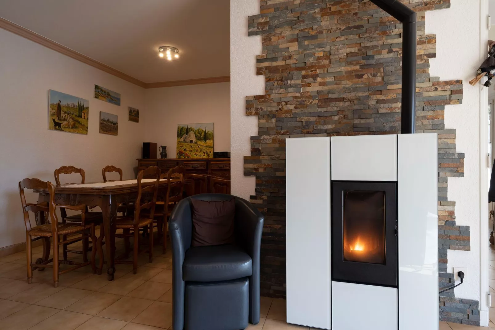 Villa Sorgues-Living room