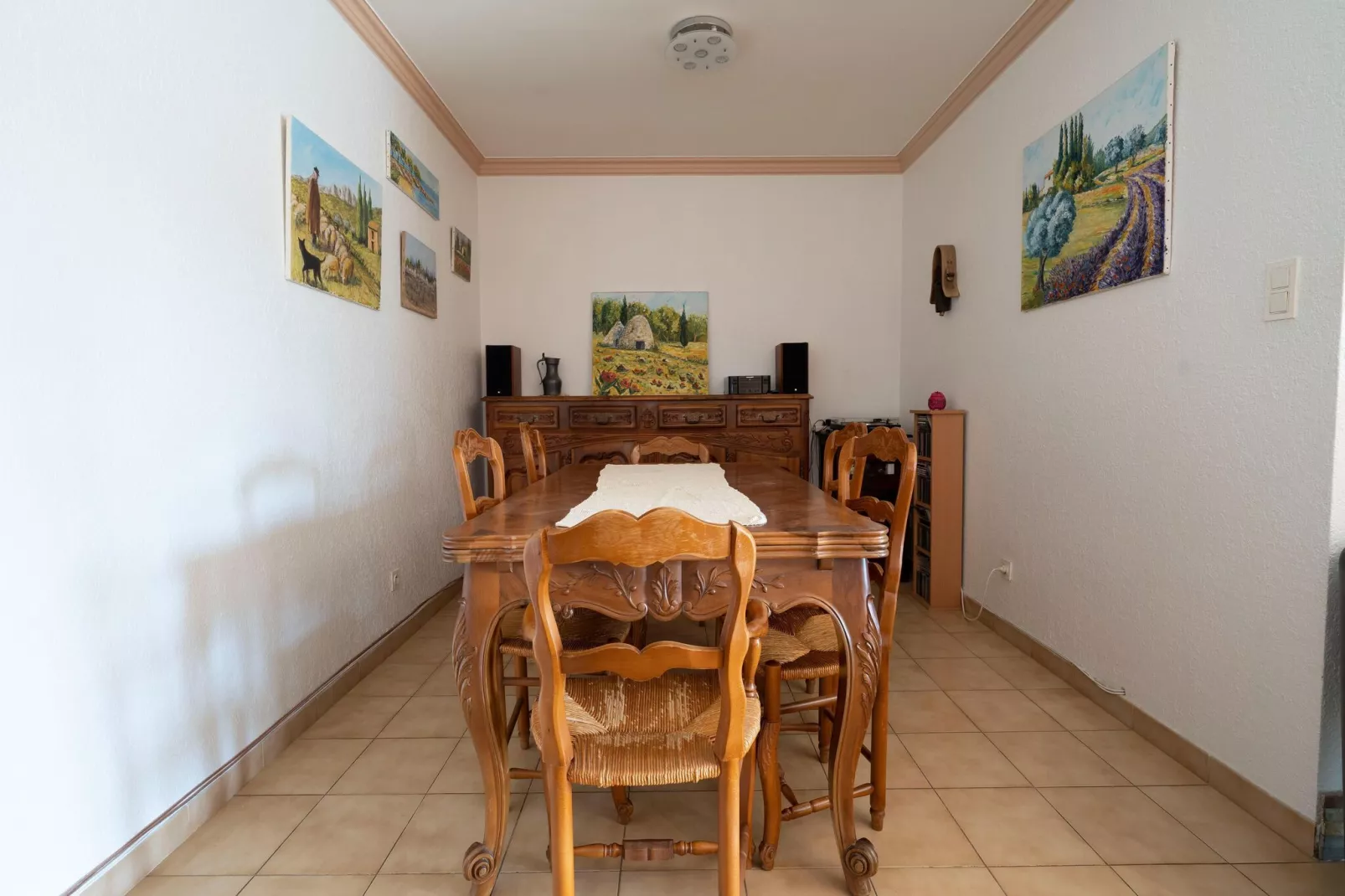 Villa Sorgues-Dining room