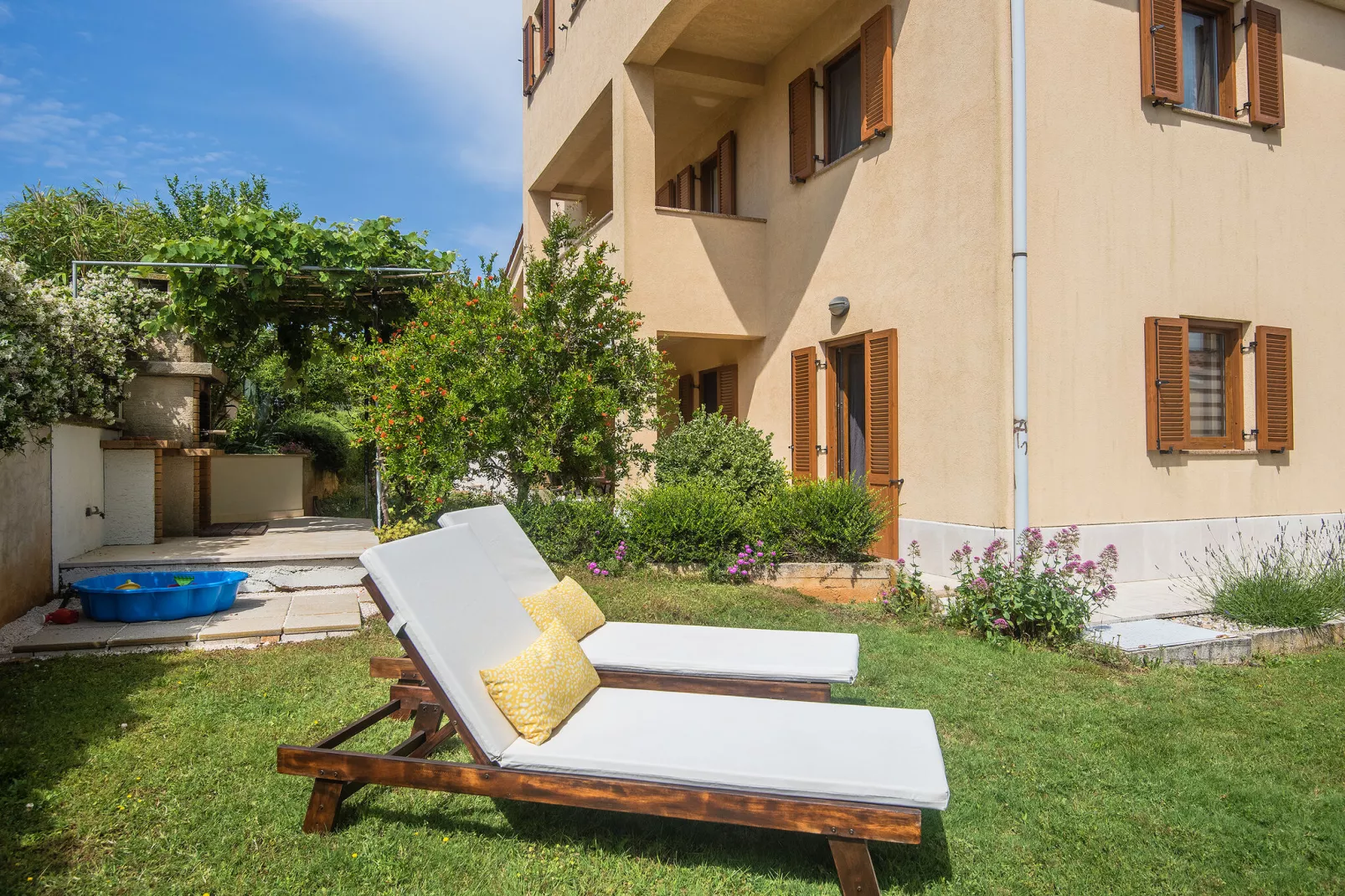 House Vinkuran/Veliki-Gardens summer