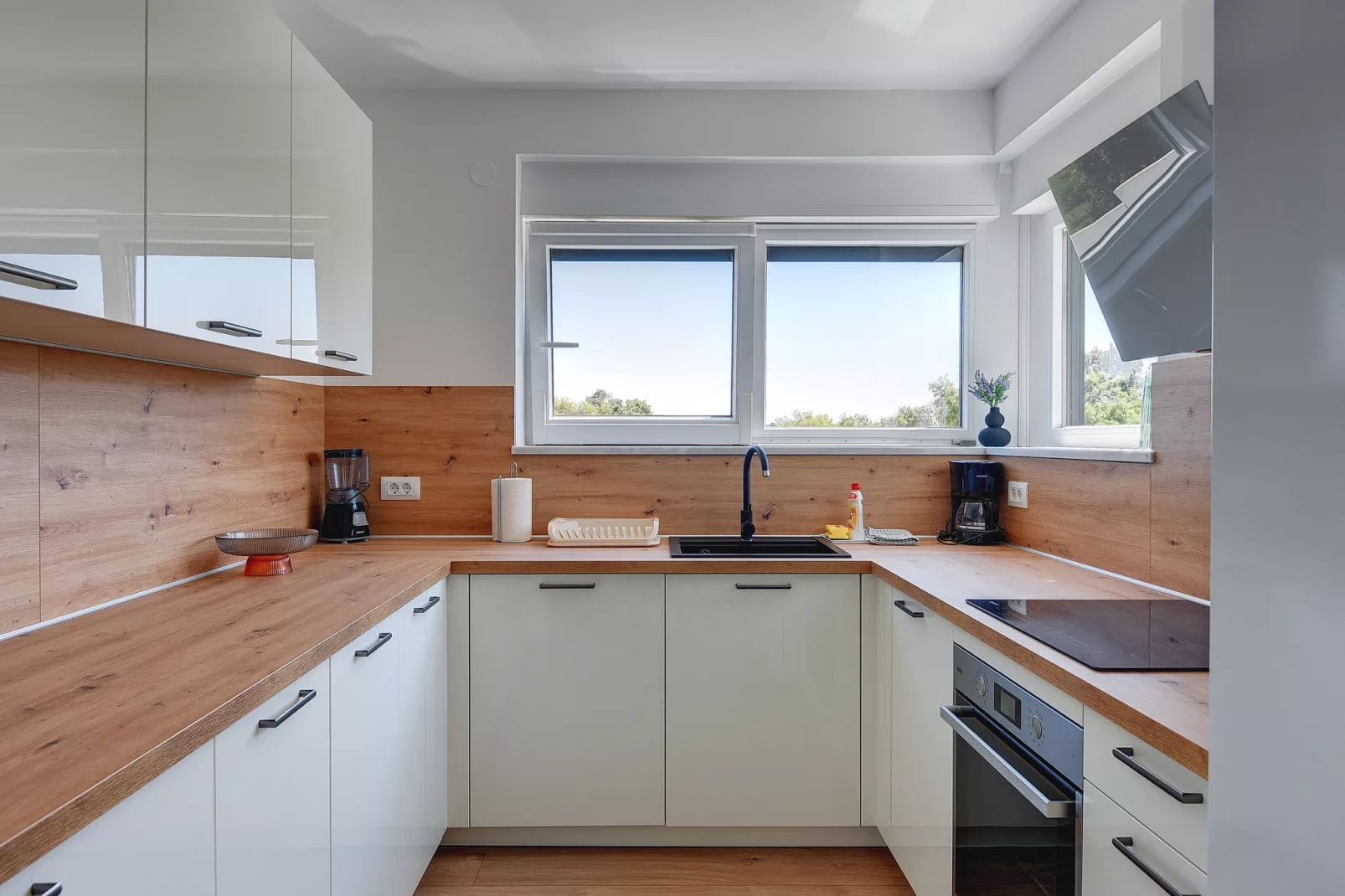 Cube Box House - Angelini-Kitchen