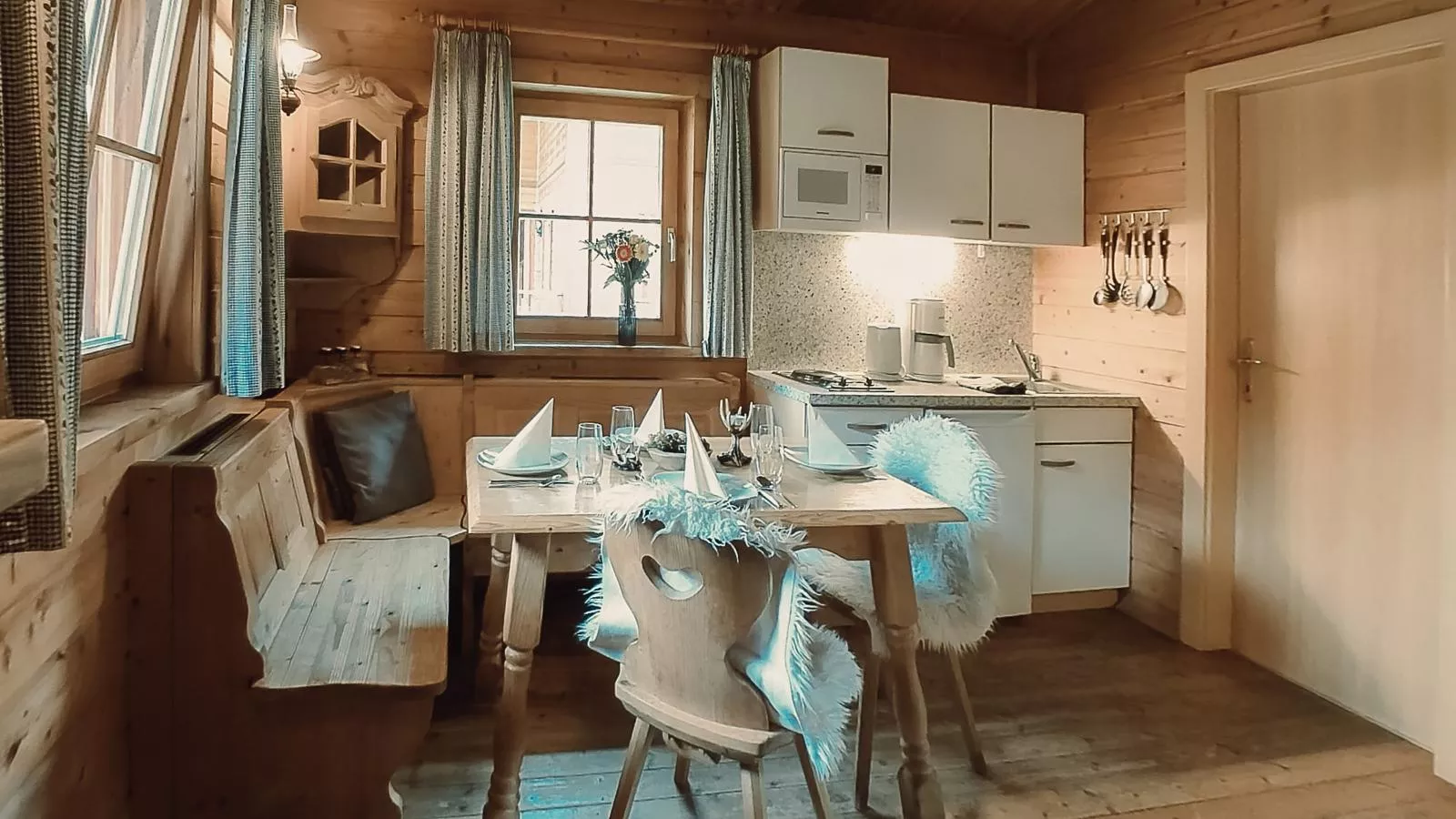Urige Chalets 14 und 17-Dining room