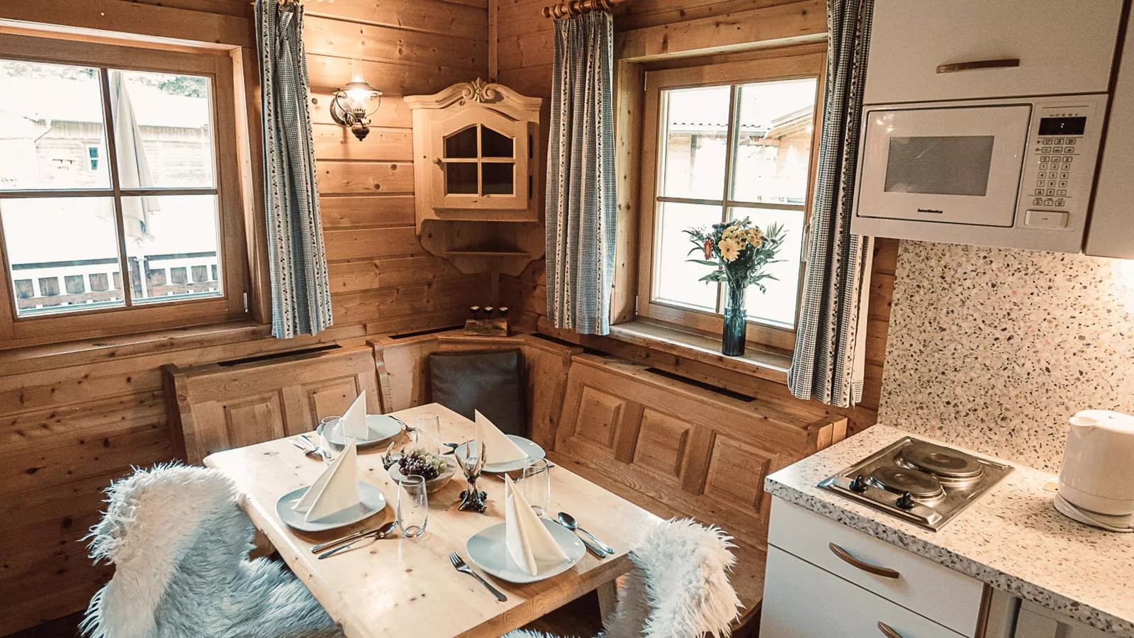 Urige Chalets 14 und 17-Dining room
