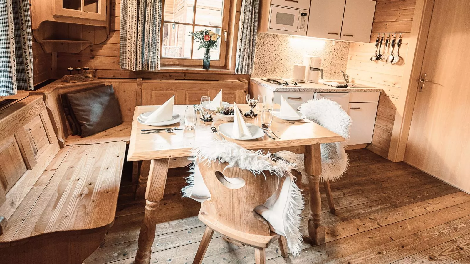 Urige Chalets 14 und 17-Dining room