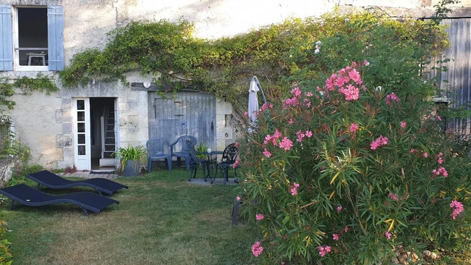 La Maison sur la Colline-Exterior summer
