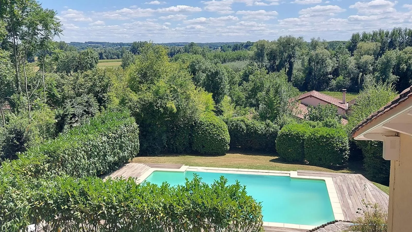 La Maison sur la Colline-View summer
