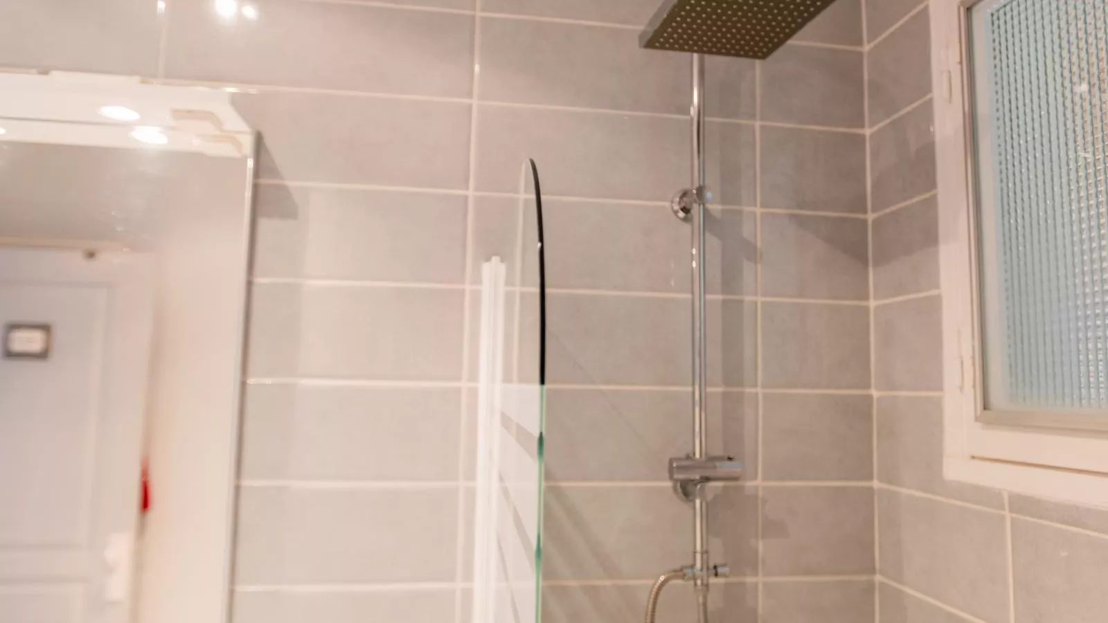 La Maison sur la Colline-Bathroom