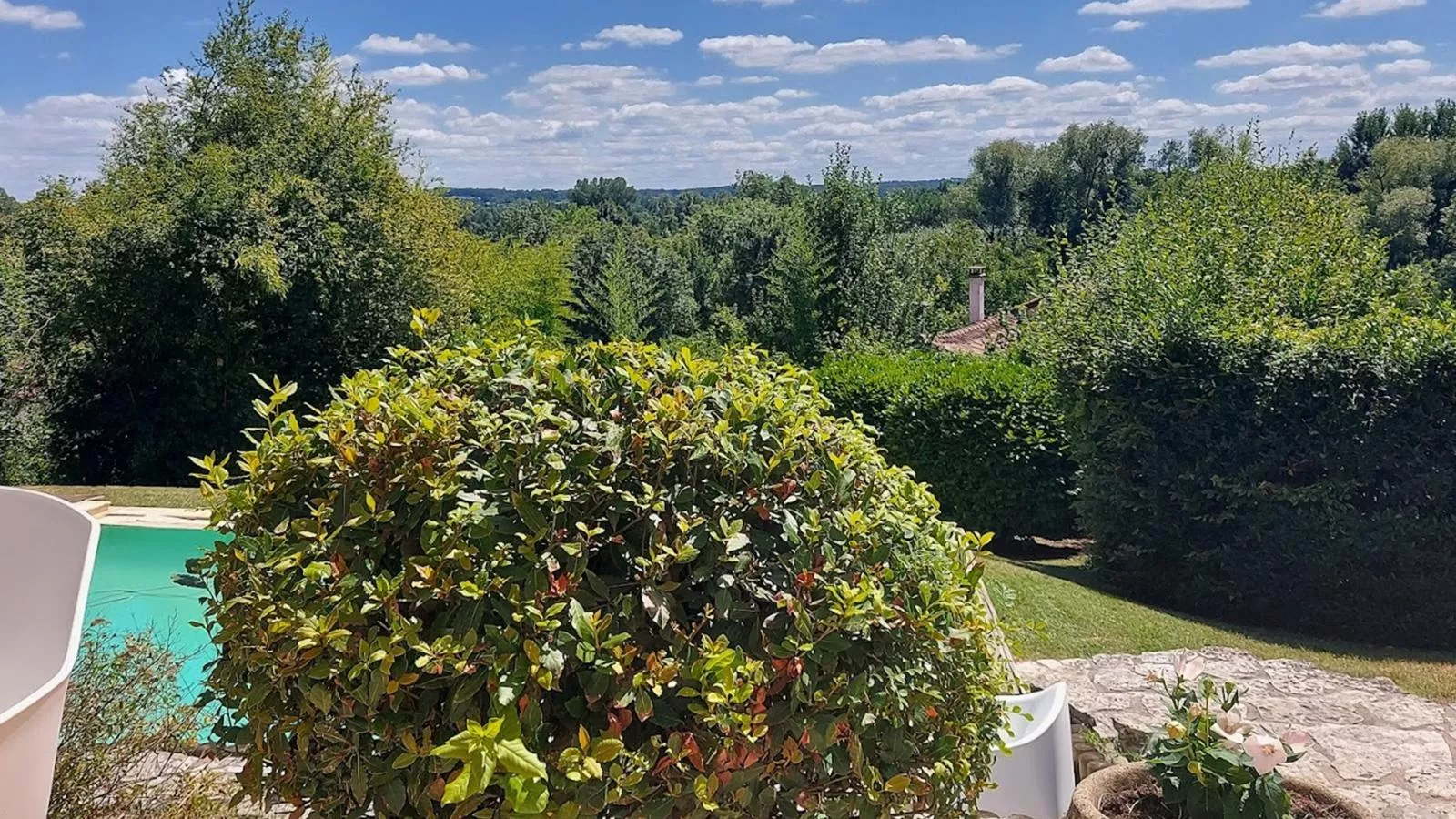 La Maison sur la Colline-View summer