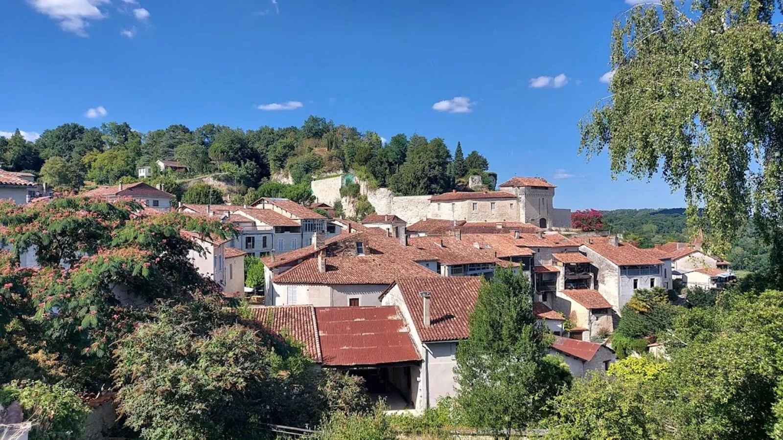 La Maison sur la Colline-Areas summer 1km