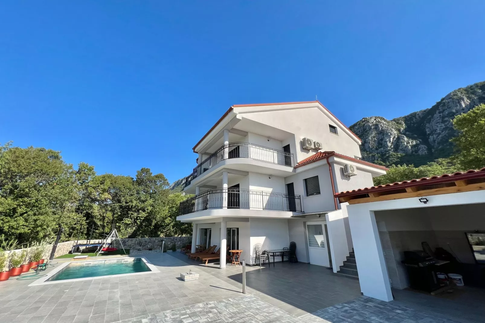 Villa Hidden Gem-Exterior summer