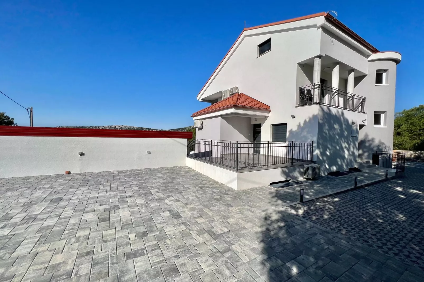 Villa Hidden Gem-Exterior summer
