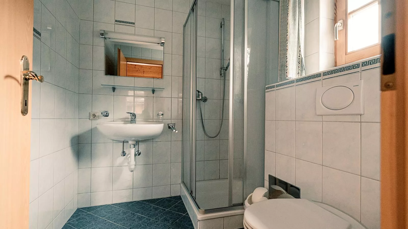 Urige Doppelhaushälfte 8 und 9-Bathroom