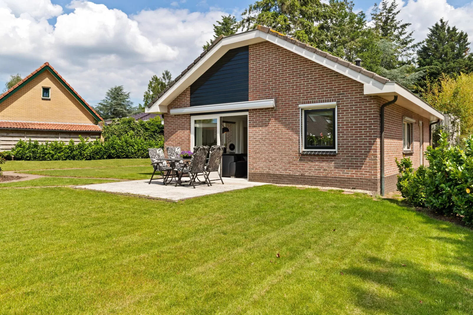 Huisje Putten-Exterior summer