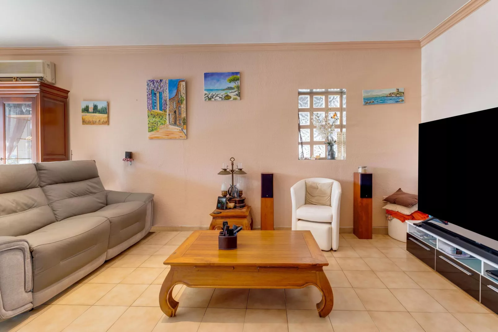 Villa Sorgues-Living room