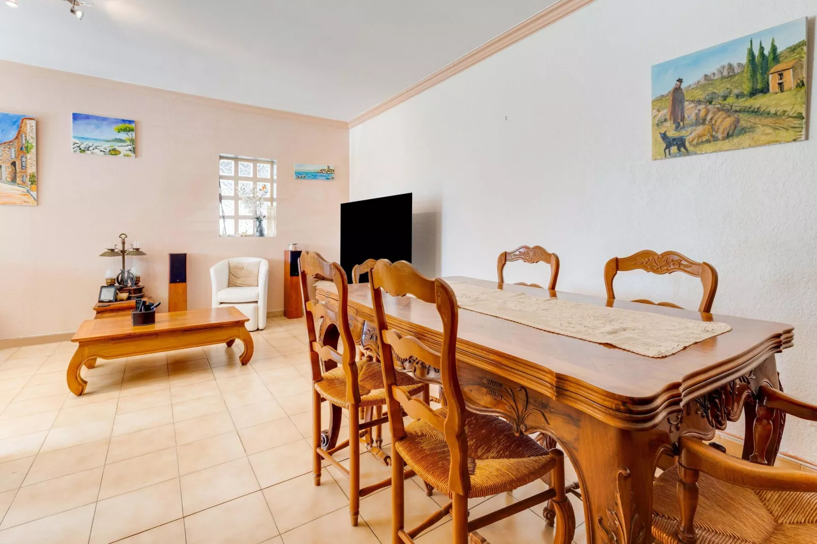 Villa Sorgues-Dining room