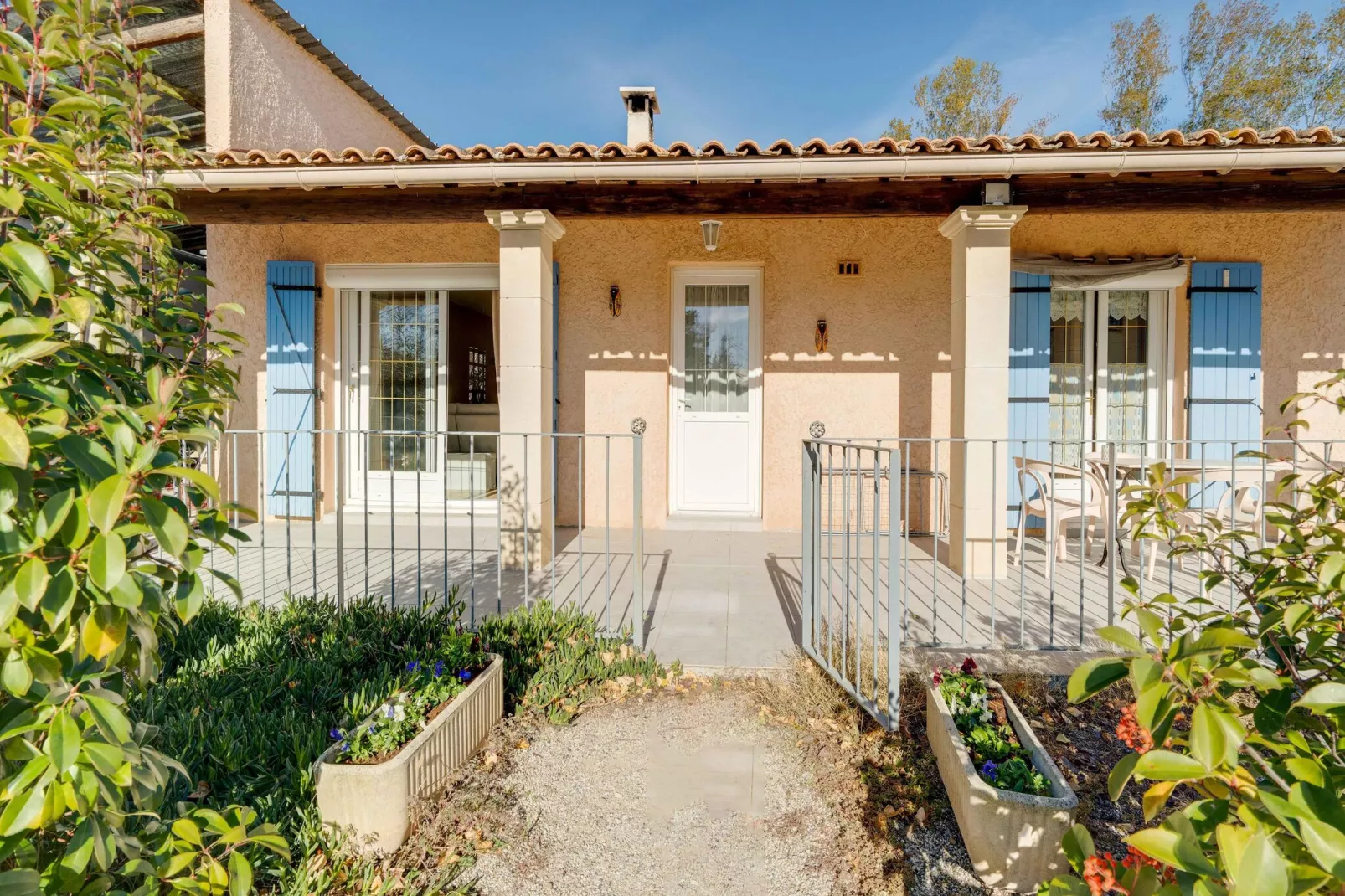 Villa Sorgues-Exterior summer