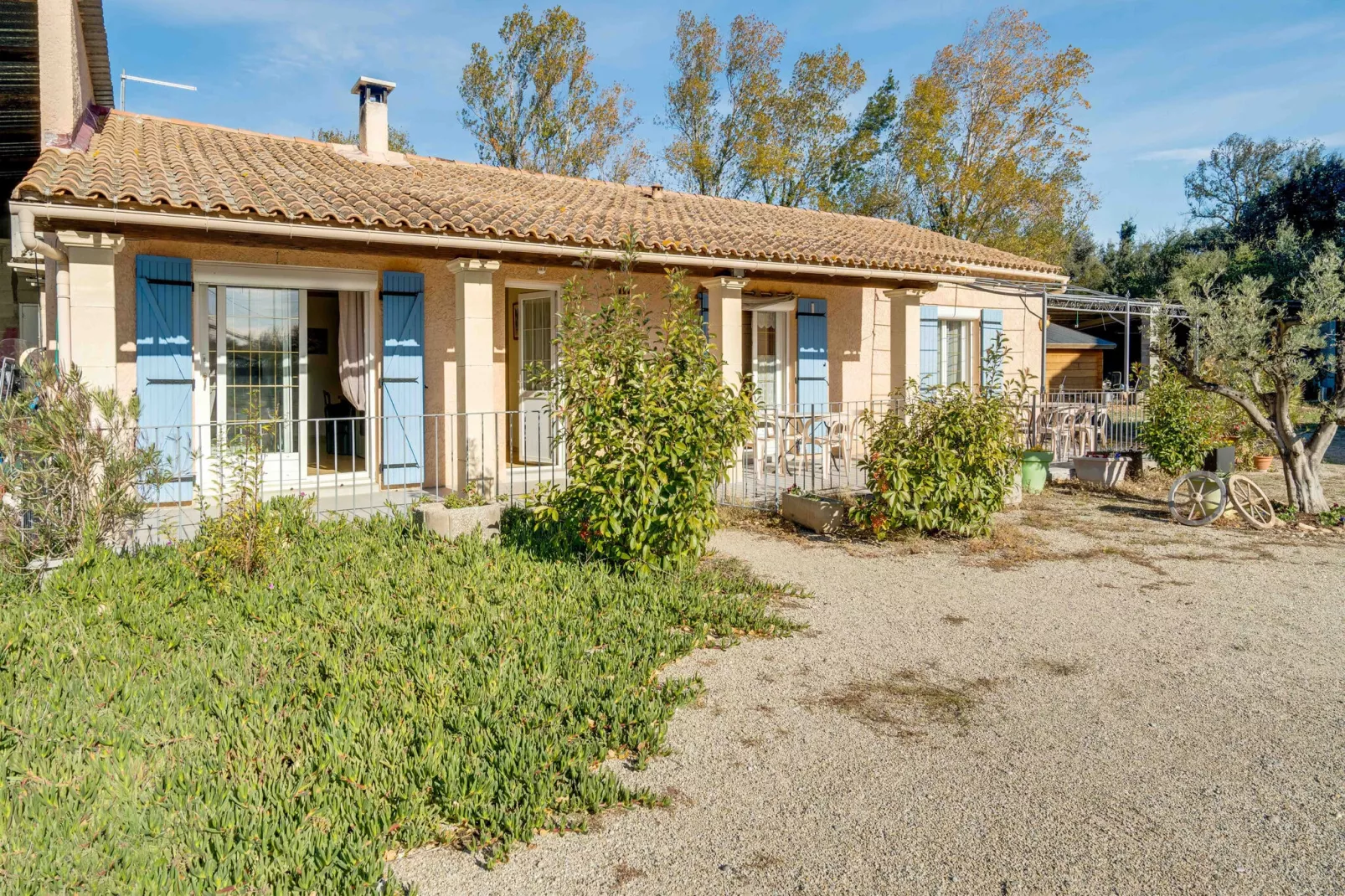 Villa Sorgues-Exterior summer