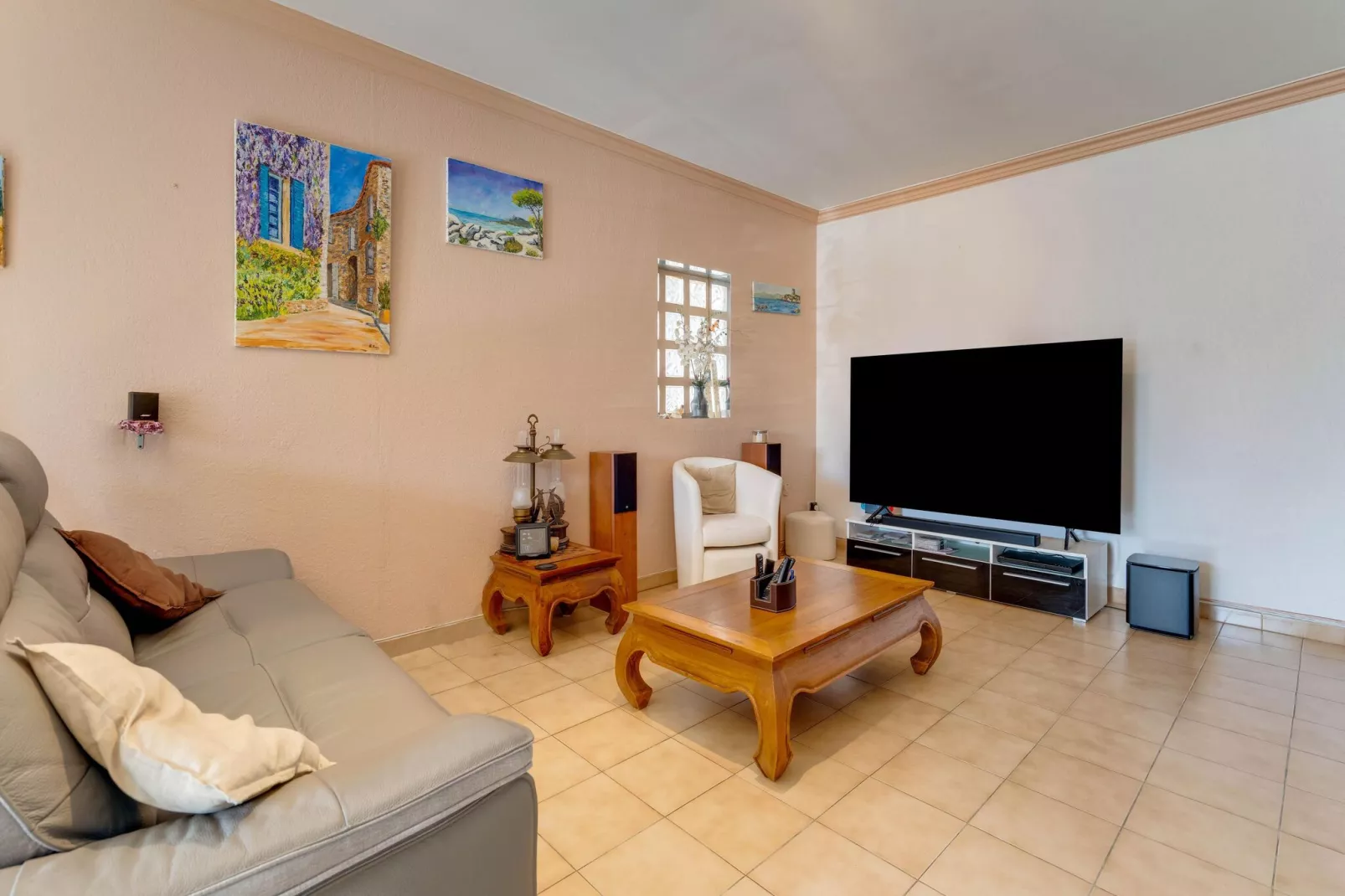Villa Sorgues-Living room