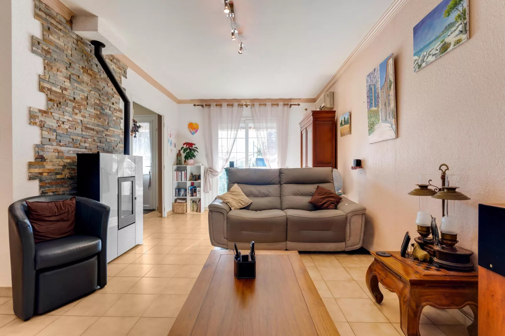 Villa Sorgues-Living room