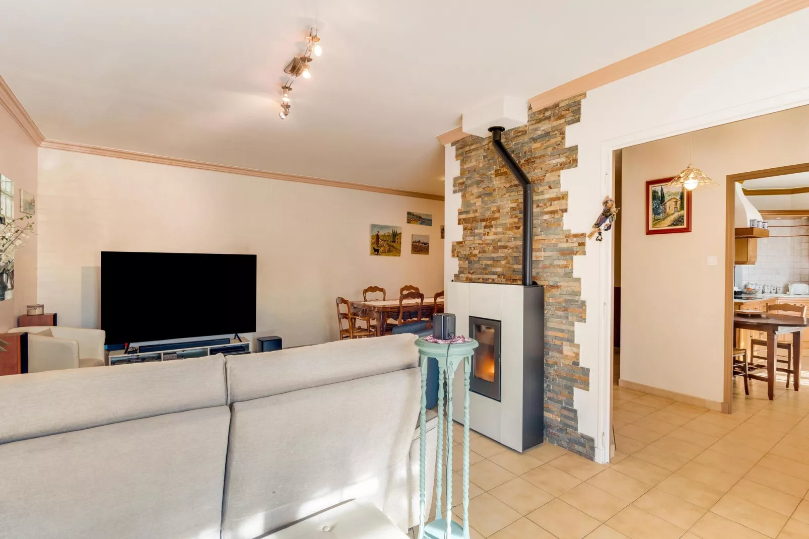 Villa Sorgues-Living room