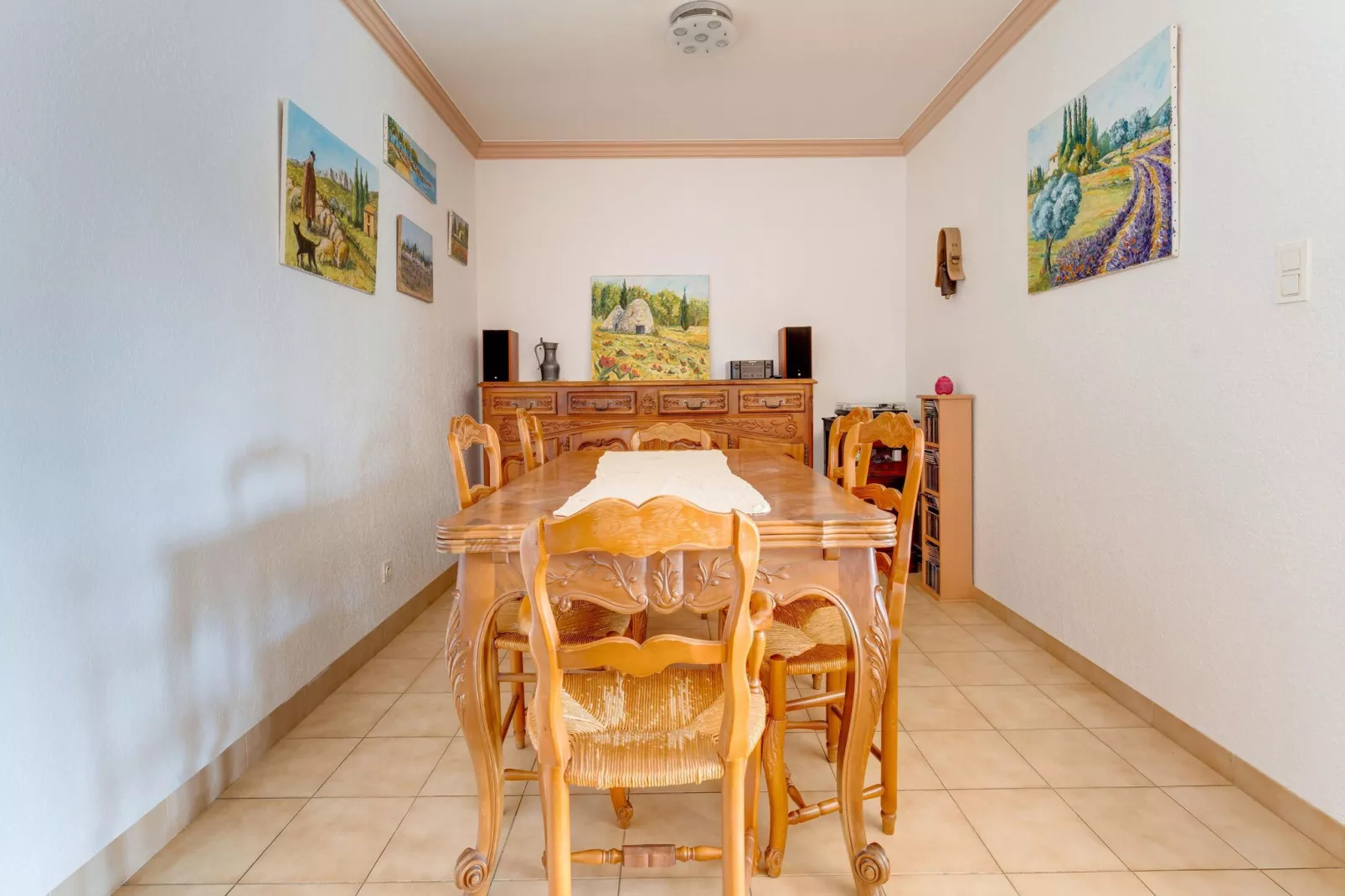 Villa Sorgues-Dining room
