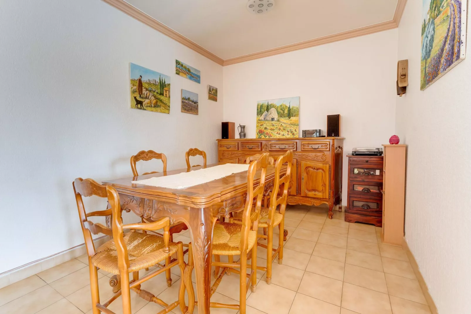 Villa Sorgues-Dining room