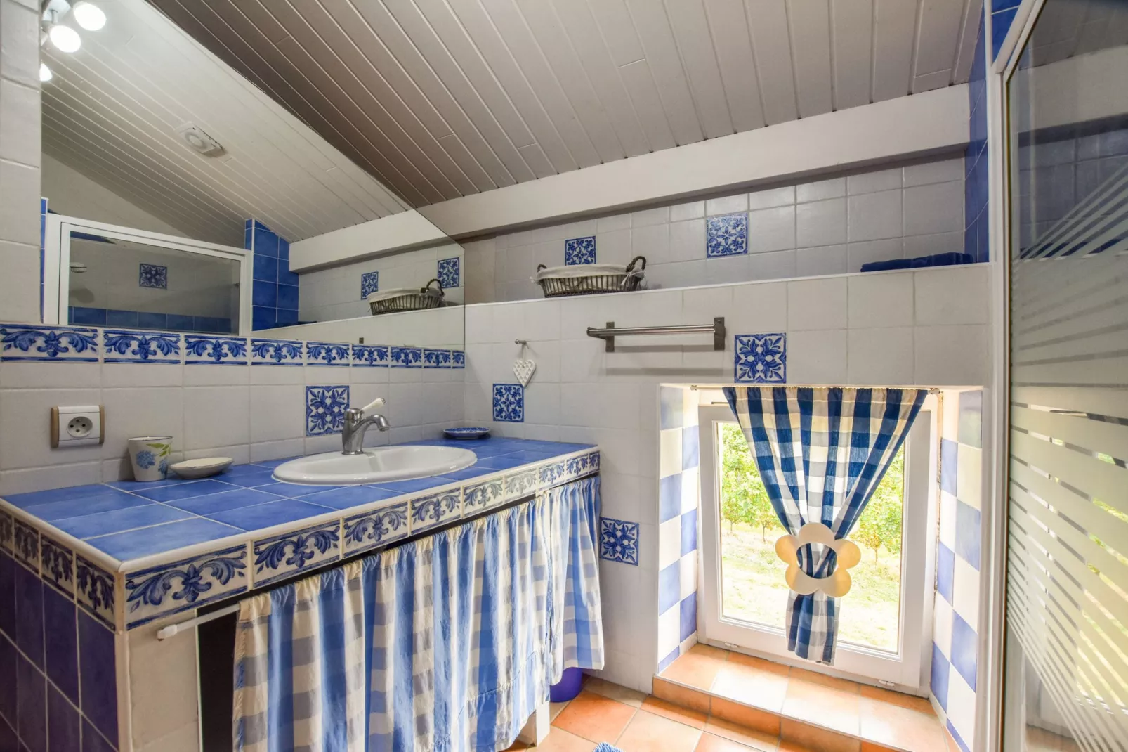 Le Pigeonnier-Bathroom
