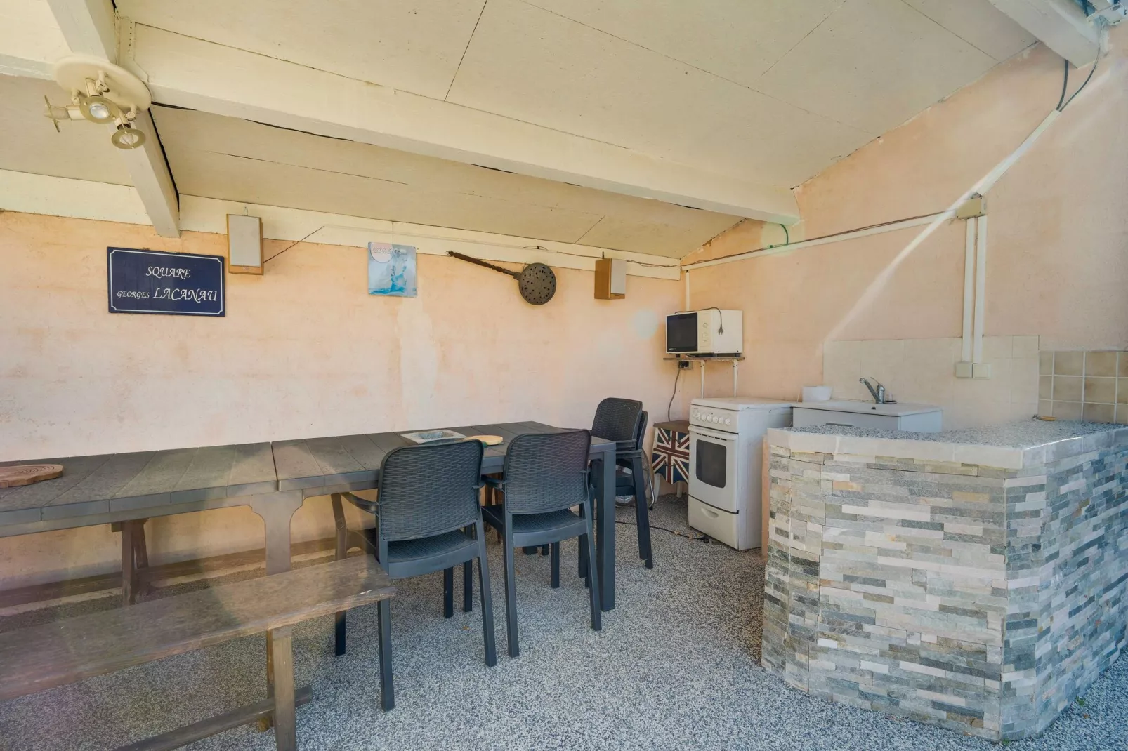 Villa Sorgues-Terrace balcony