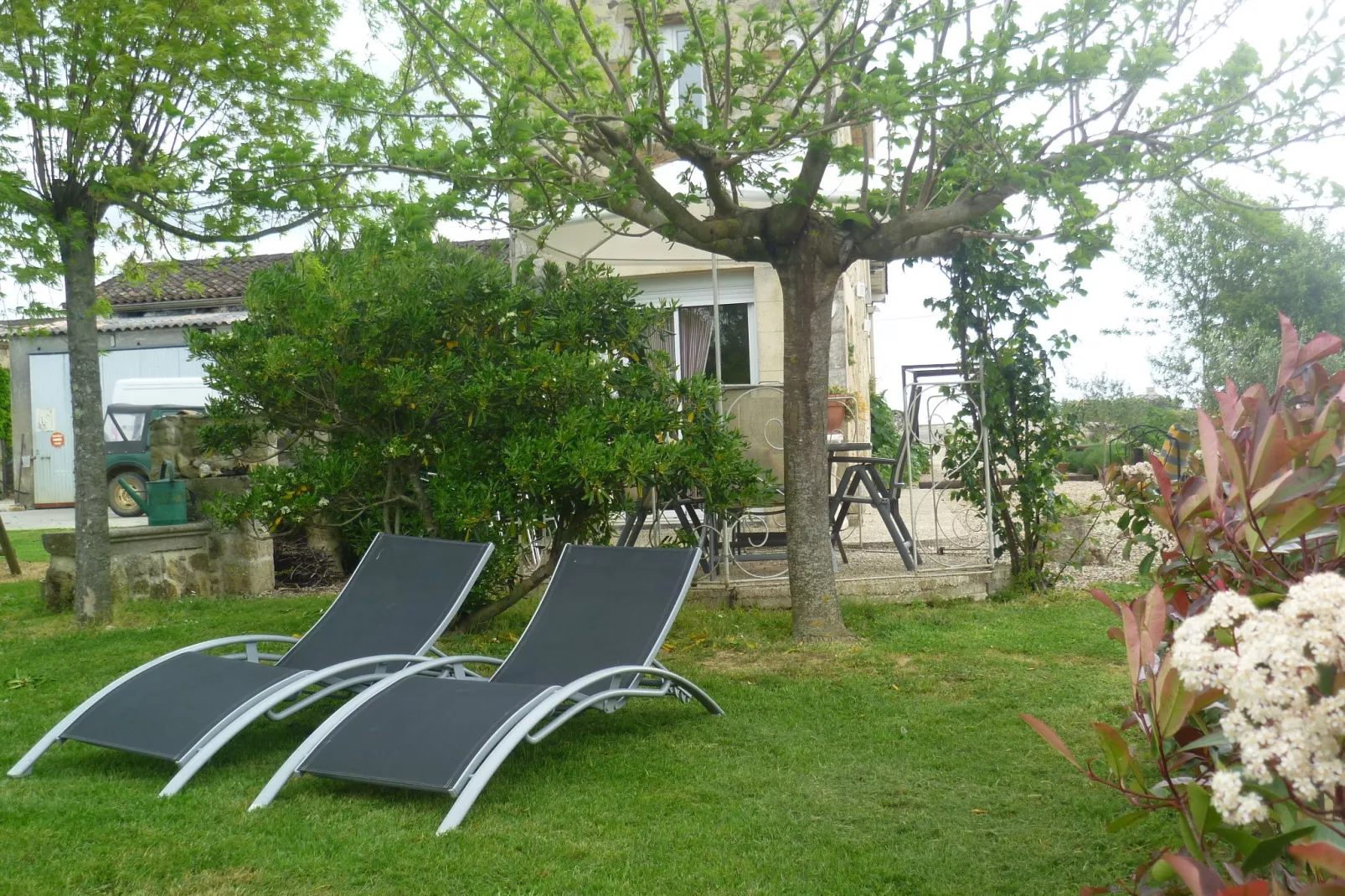 Le Pigeonnier-Gardens in summer