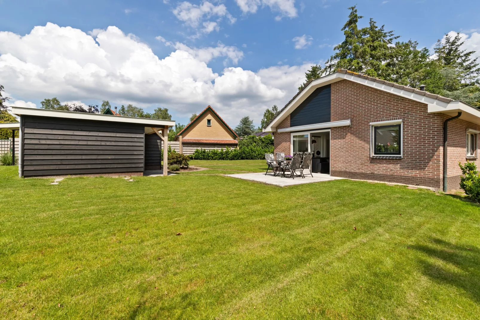 Huisje Putten-Gardens summer