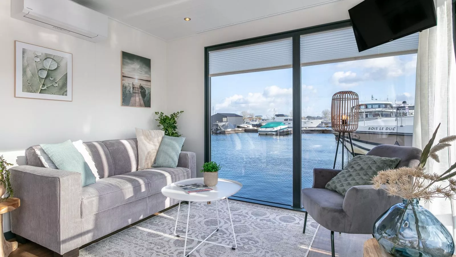 Lymaris-Living room