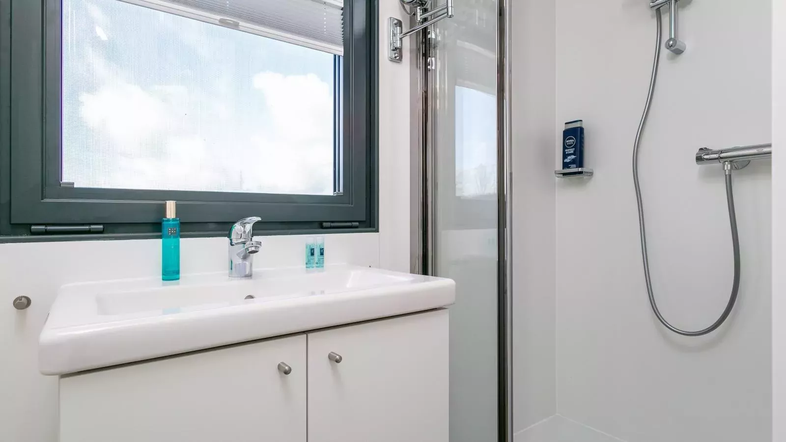 Lymaris-Bathroom