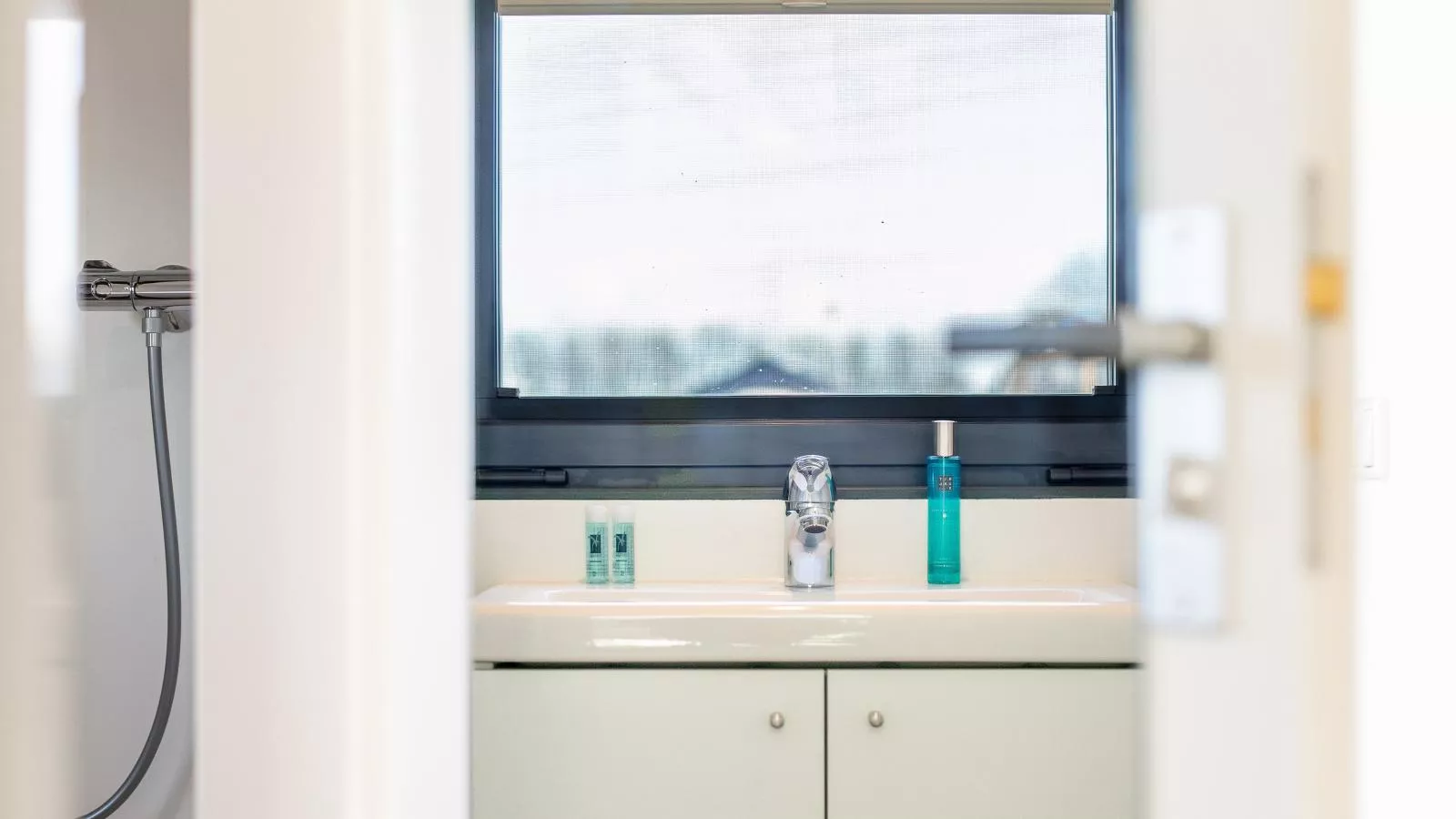 Lymaris-Bathroom