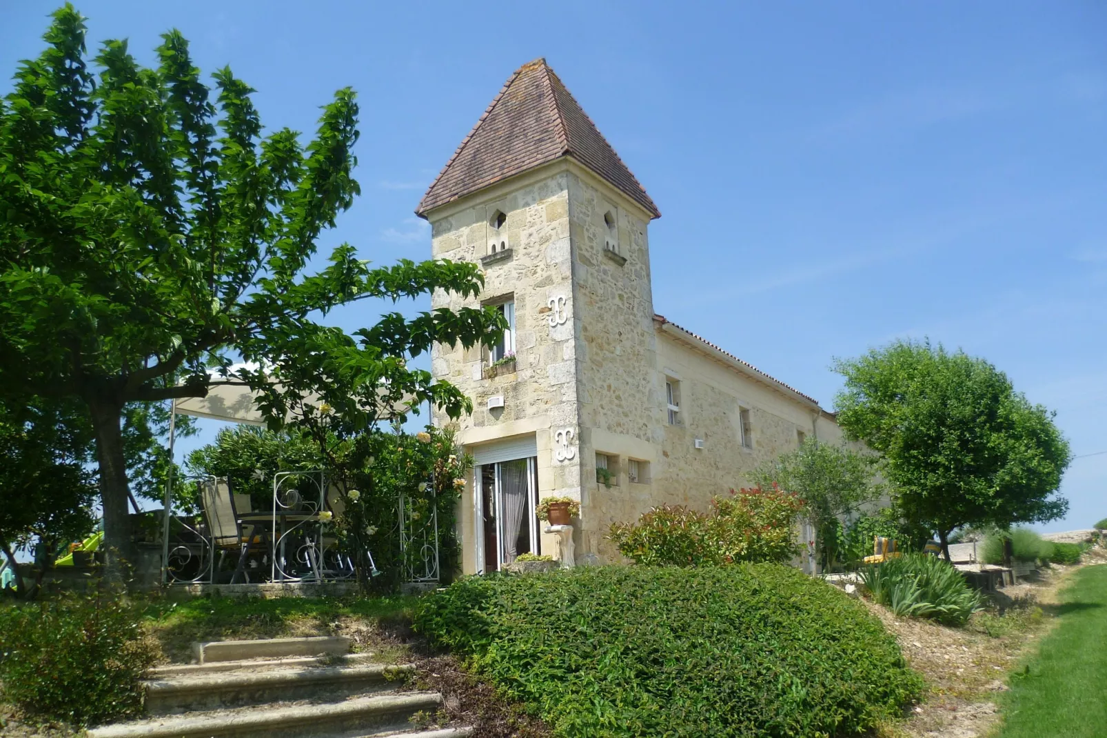 Le Pigeonnier-Exterior in summer