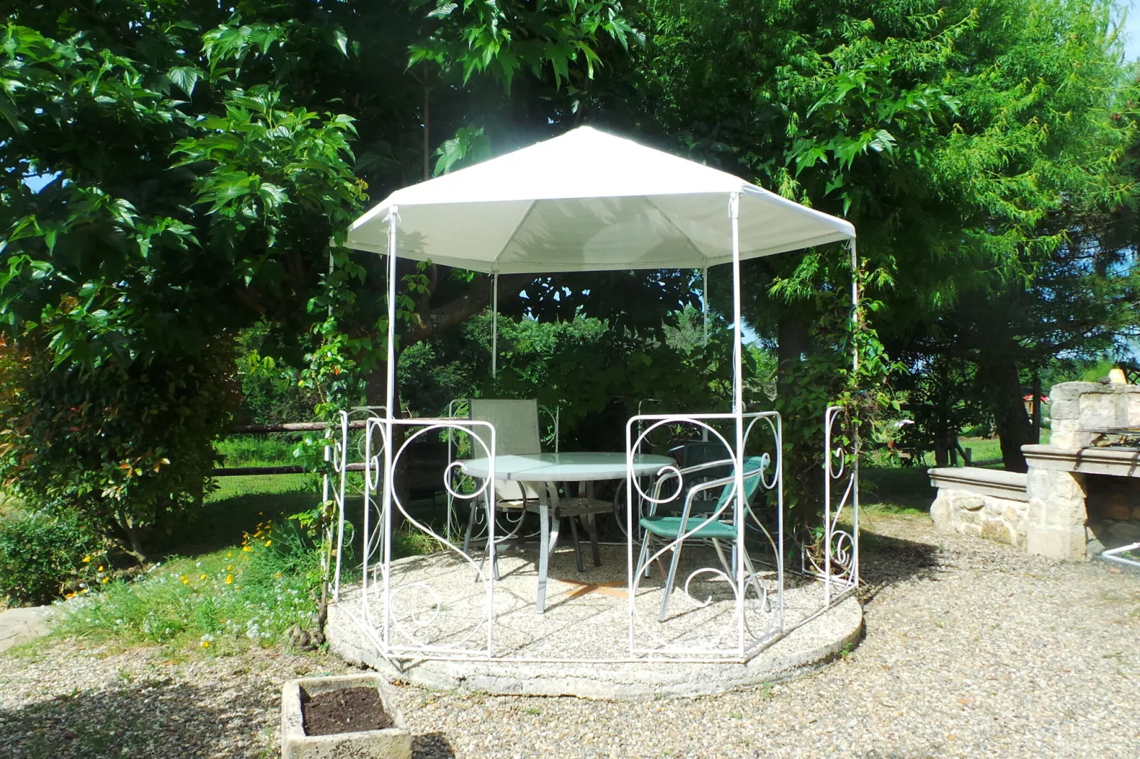 Le Pigeonnier-Exterior in summer