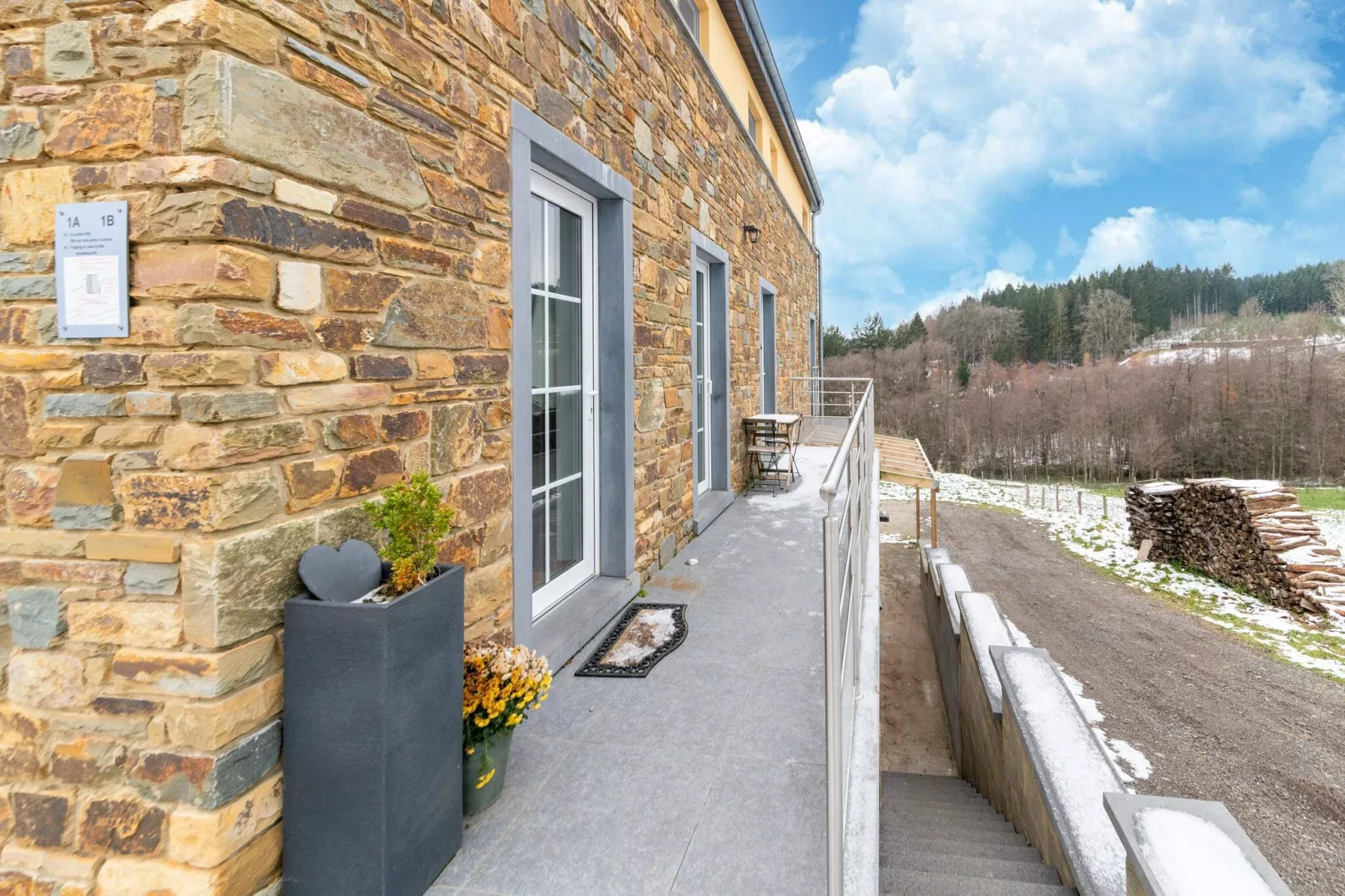 Magnifique habitation pour 15 personnes-Balcon-terrasse