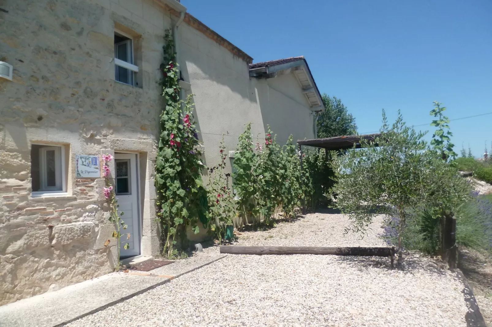 Le Pigeonnier-Exterior in summer