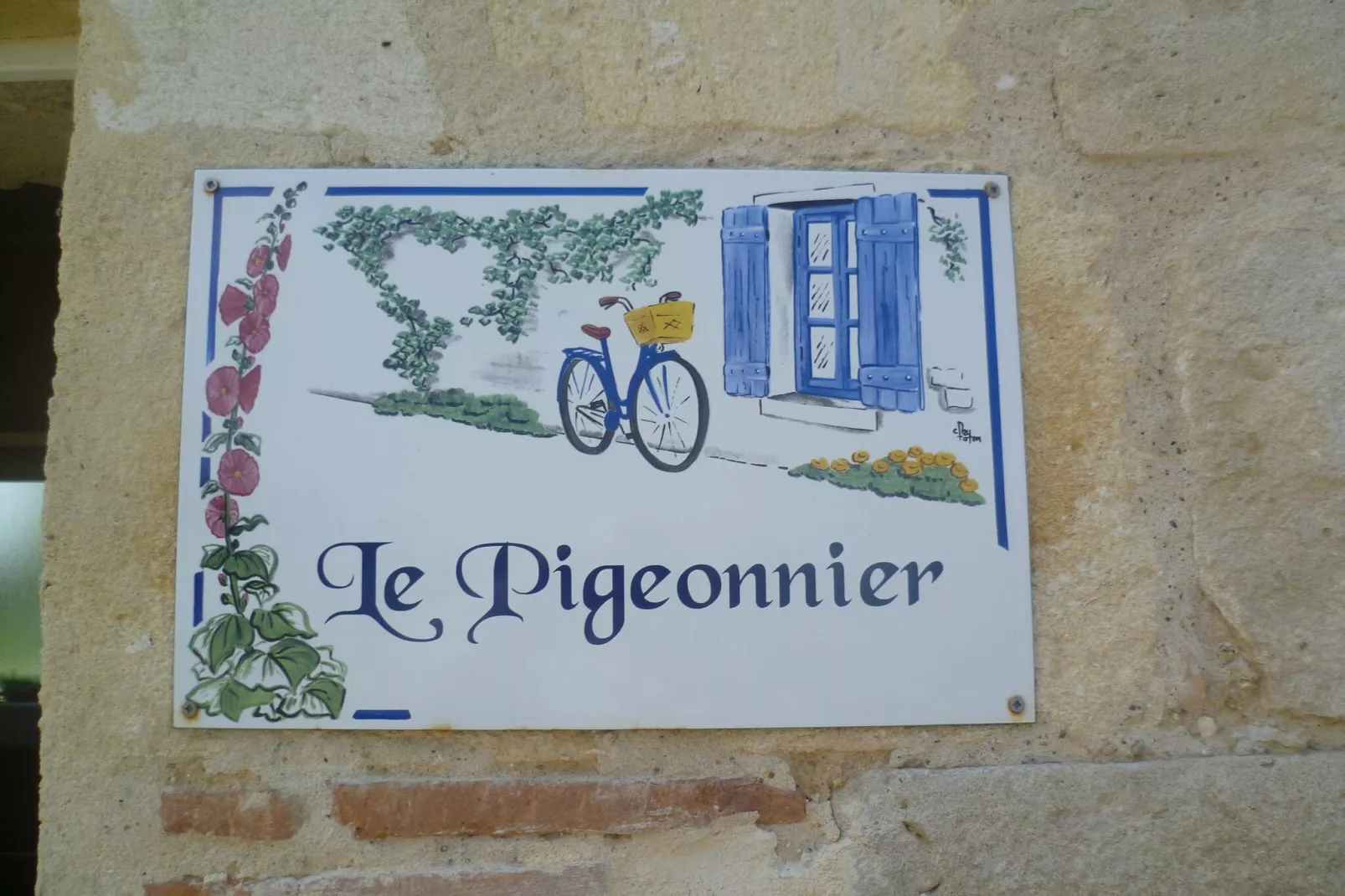Le Pigeonnier-Exterior in summer
