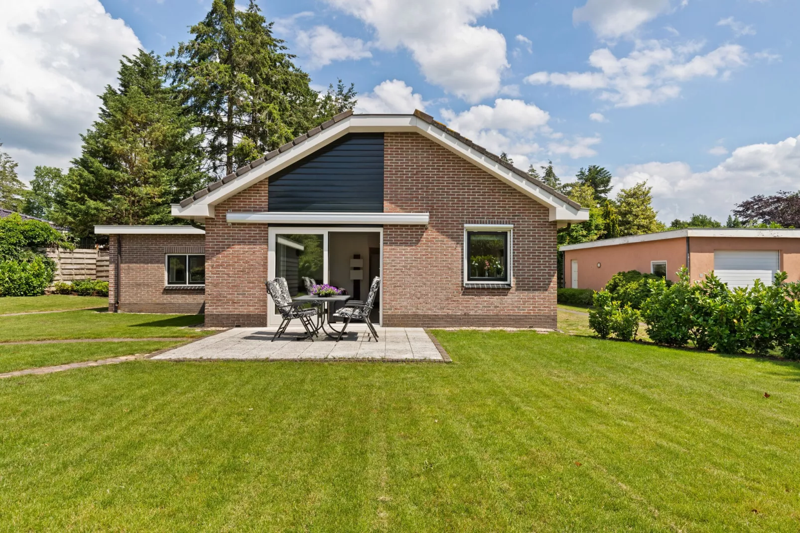 Huisje Putten-Exterior summer