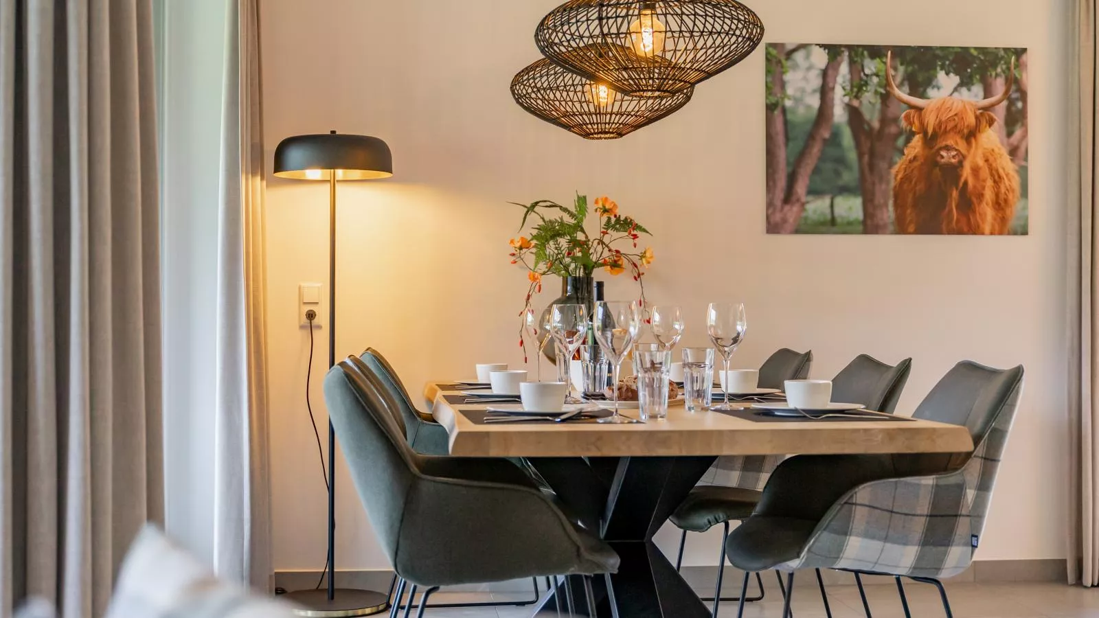 Mountain Chalet Chapeau-Dining room