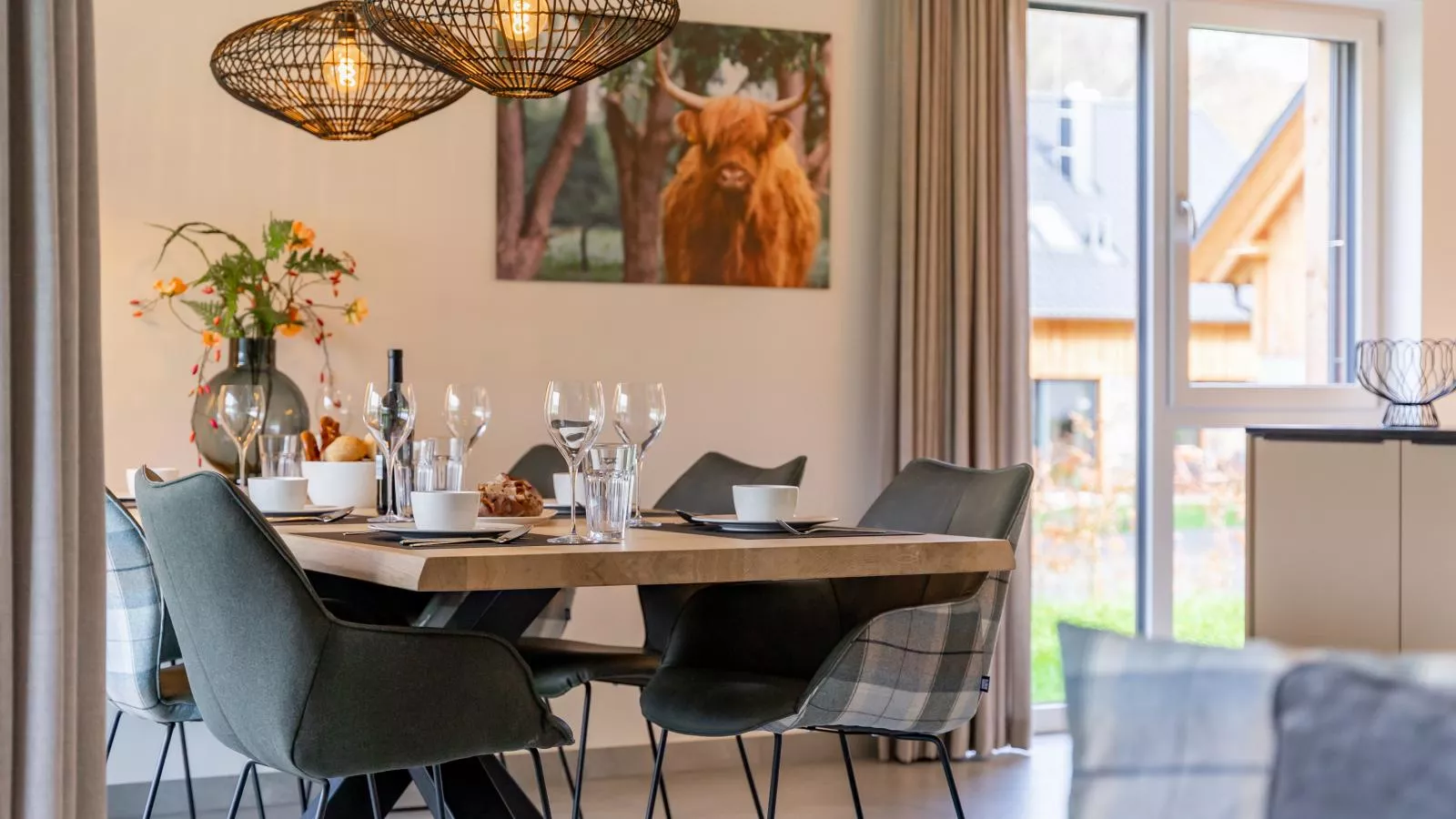 Mountain Chalet Chapeau-Dining room