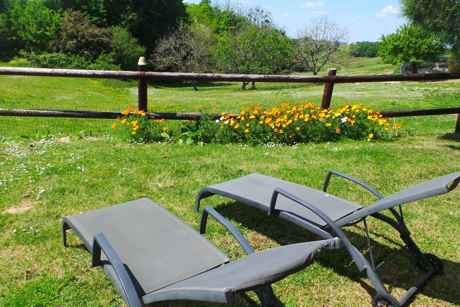 Le Pigeonnier-Gardens in summer