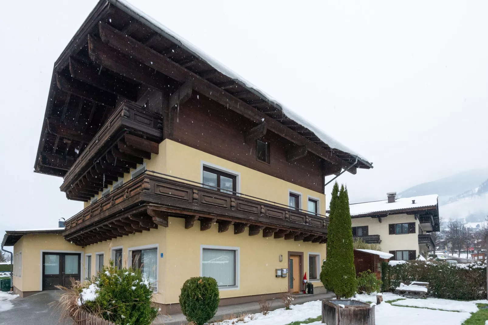 Apartment Niedernsill 2 OG-Exterior winter