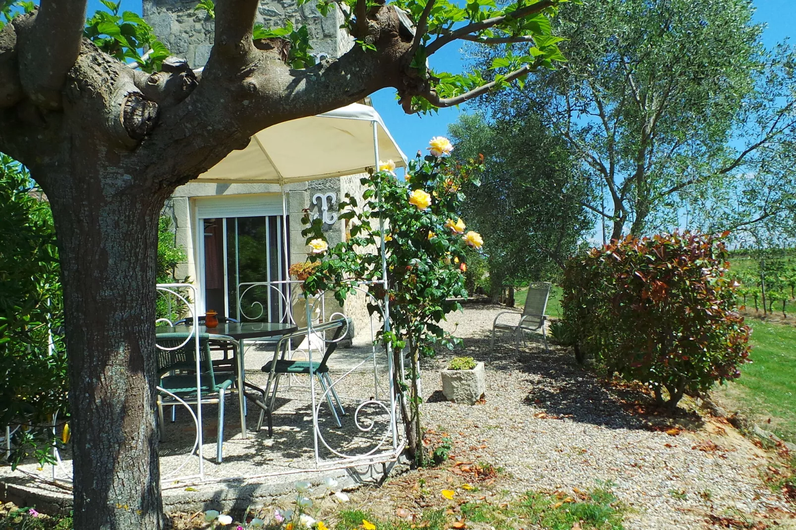 Le Pigeonnier-Exterior in summer