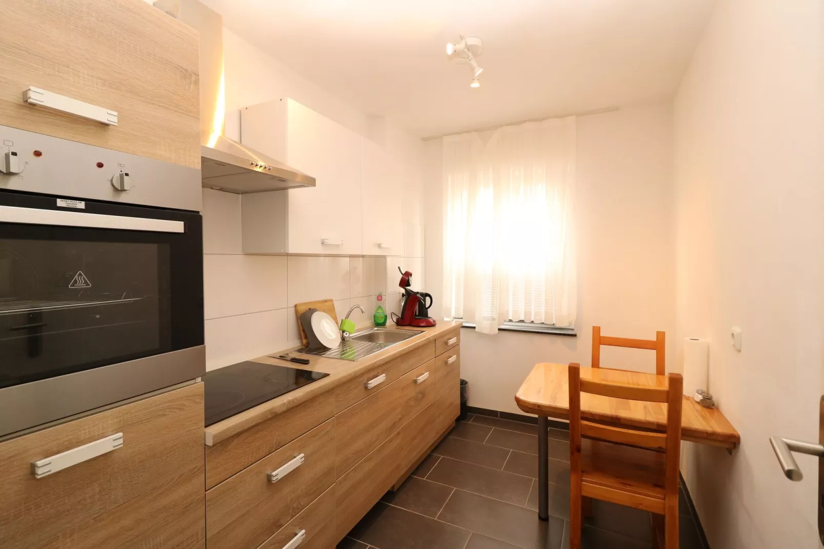Zentrales Apartment in Messenähe-Kitchen