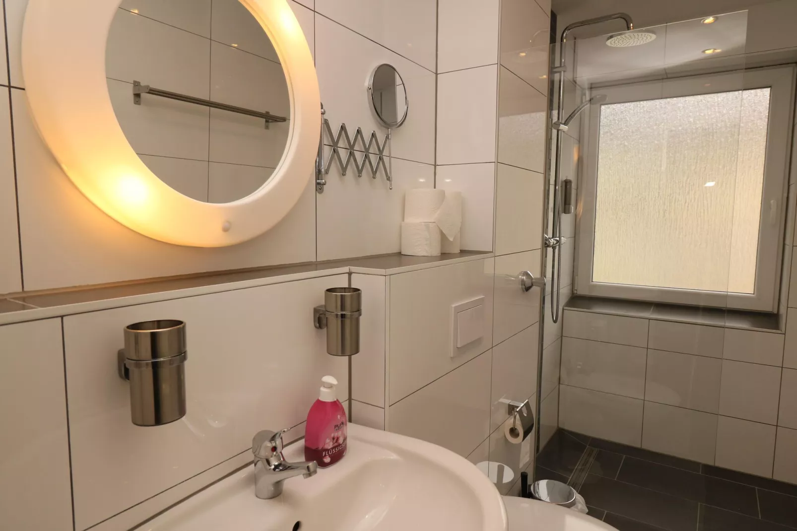Zentrales Apartment in Messenähe-Bathroom